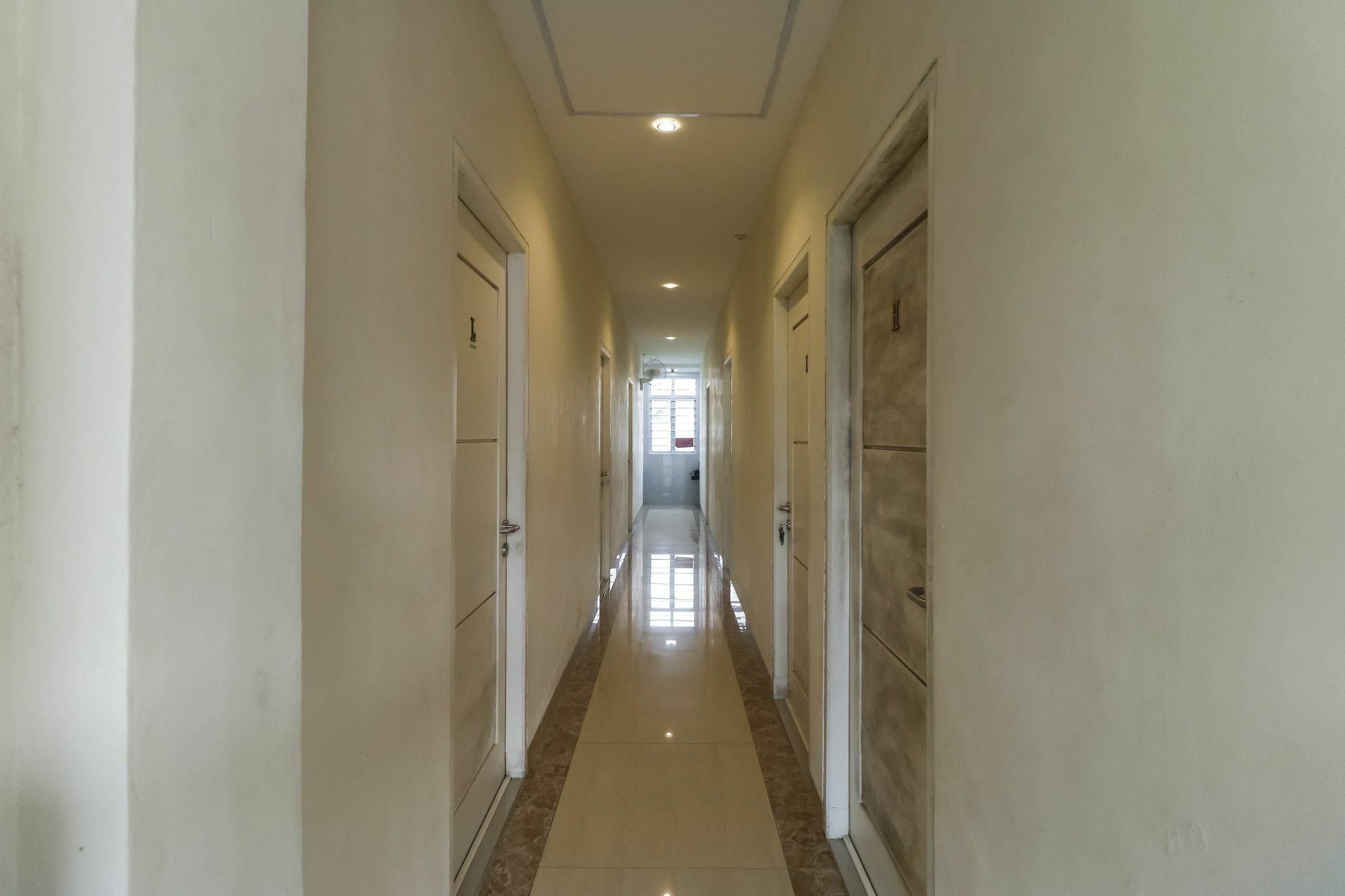 ホテル Reddoorz Near Nagoya Hill Batam エクステリア 写真